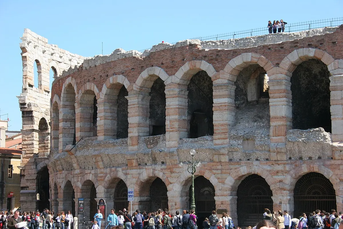 La facciata dell'Arena di Verona in marmo rosa e bianco