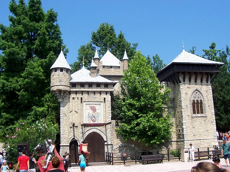 Il castello del Mago Merlino dentro il parco di Gardaland