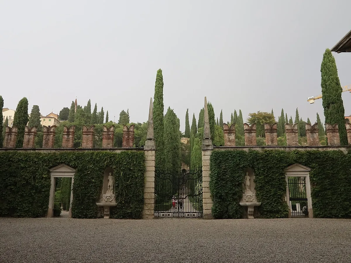 L'ingresso del Giardino Giusti con i cipressi secolari