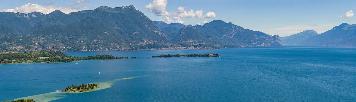 Il basso Lago di Garda con l'Isola del Garda e le montagne sullo sfondo