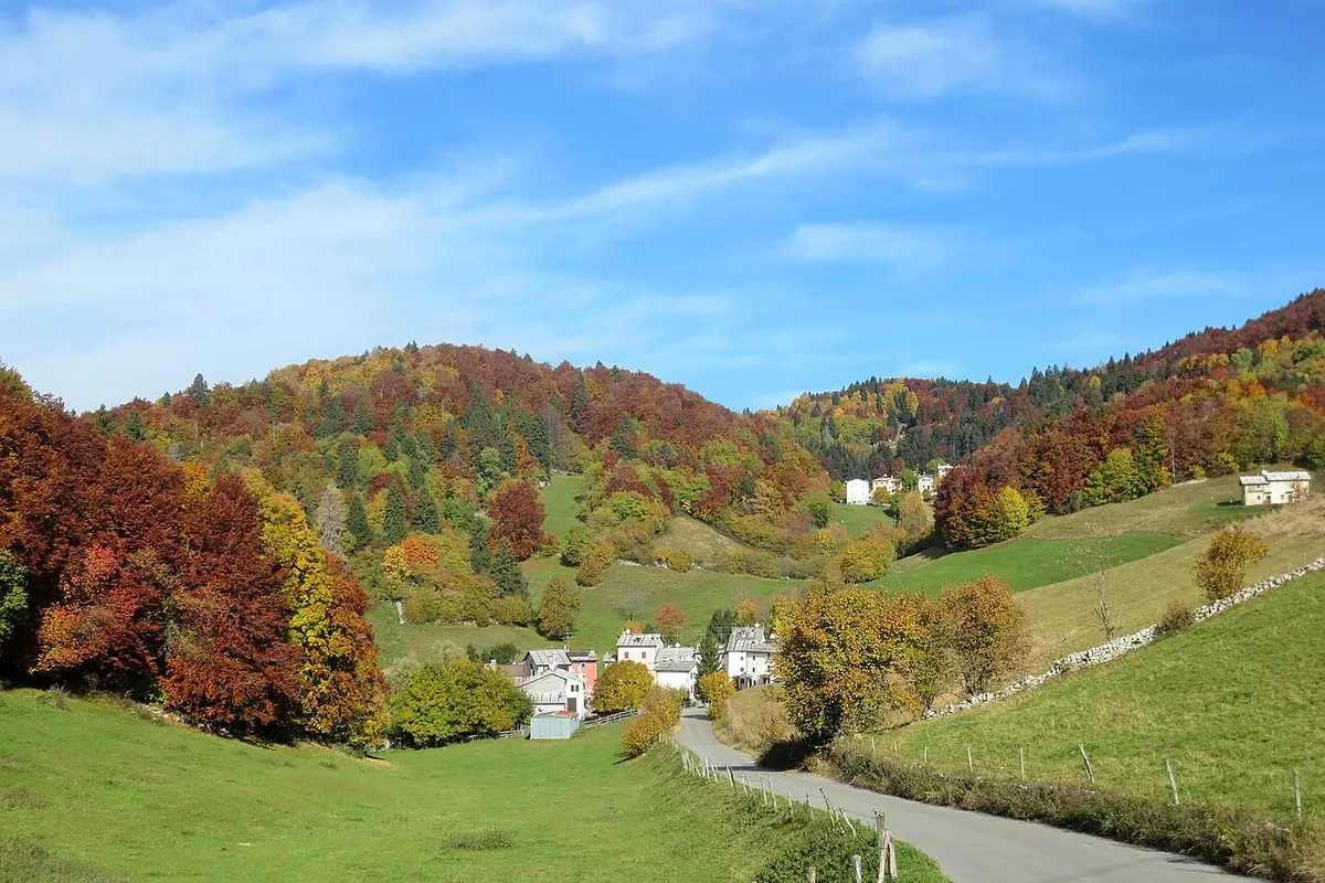 Paesaggio autunnale della Lessinia con le faggete rosse e i prati