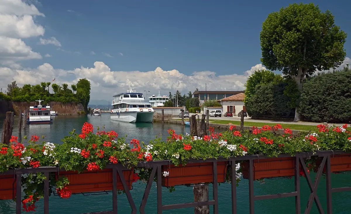 Il porto di Peschiera del Garda con i gerani sulla ringhiera