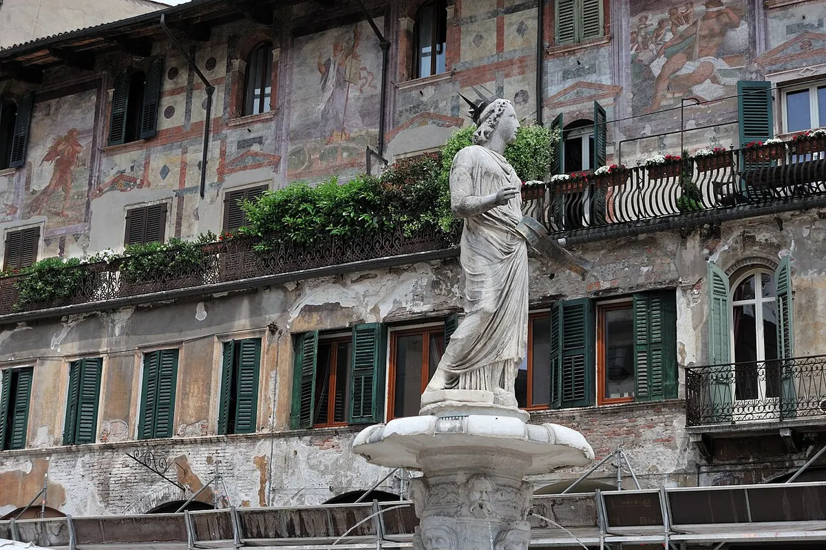 Piazza delle Erbe con le bancarelle del mercato