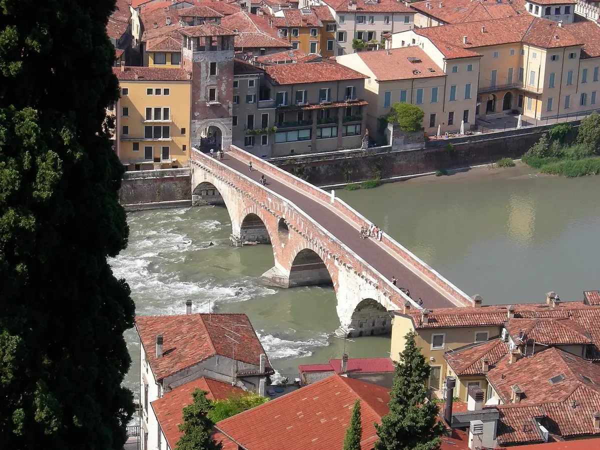 Il Ponte Pietra sull'Adige visto dall'alto