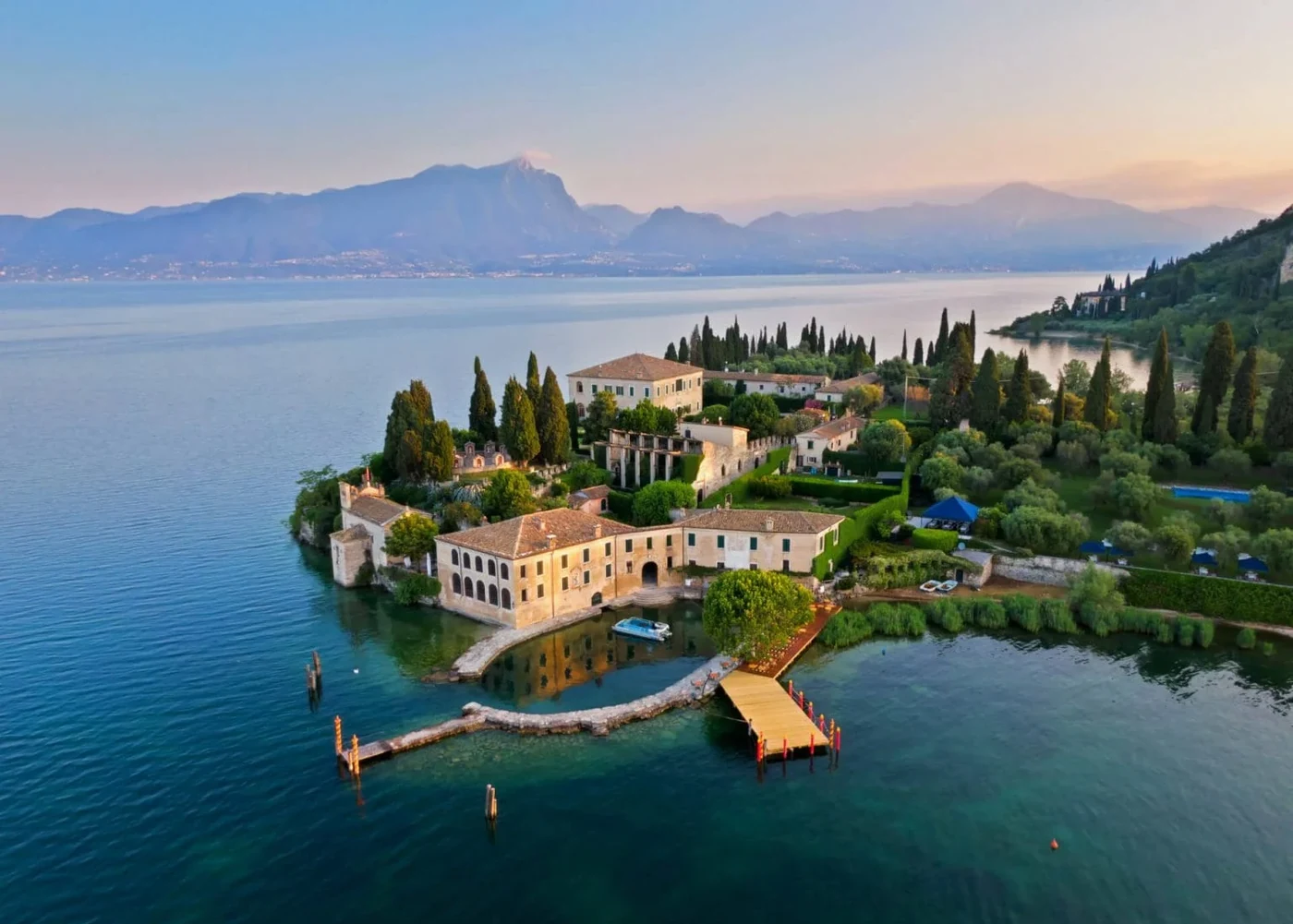 Punta San Vigilio sul Lago di Garda vista dall'alto, con il porticciolo