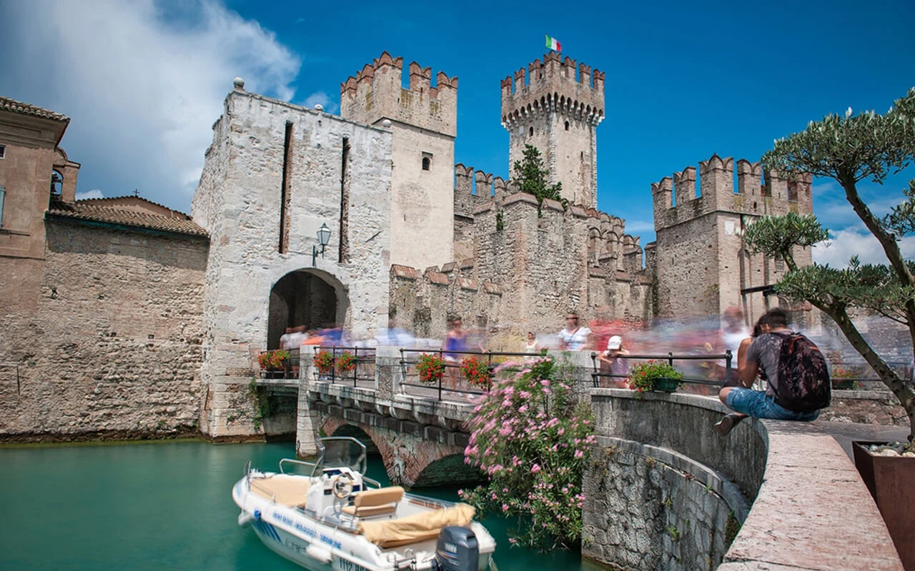 Il castello scaligero di Sirmione con il fossato e le barche