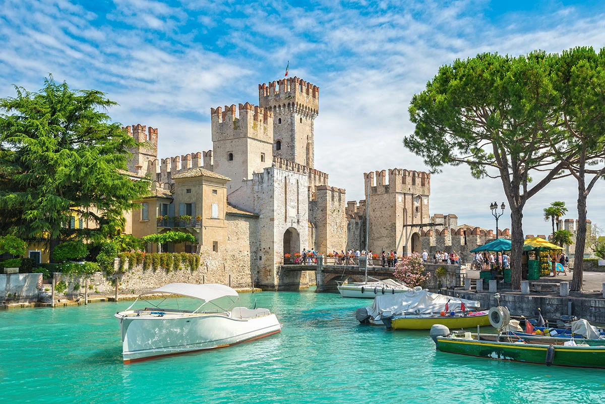 Il porto di Sirmione con l'acqua turchese davanti al castello