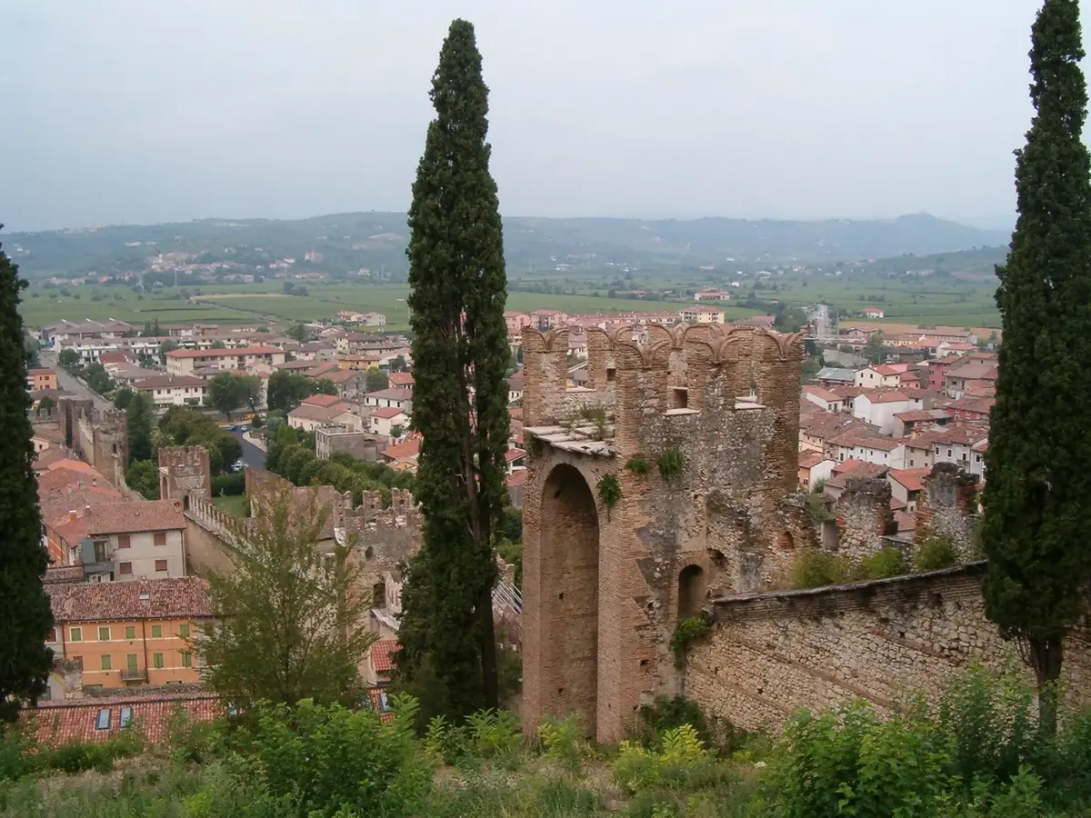 Le mura scaligere di Soave che scendono lungo la collina sul borgo