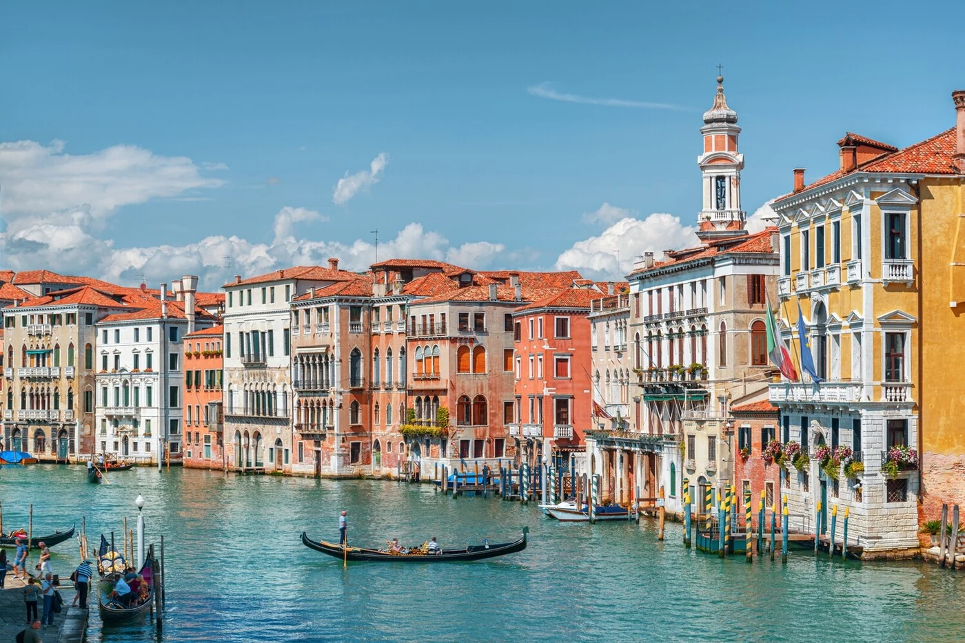 I palazzi colorati sul Canal Grande vicino a Rialto